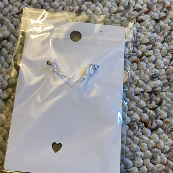 5 for $25 πΈπΈπΈπΈπΈ
Native American style silver earrings - Picture 2 of 2